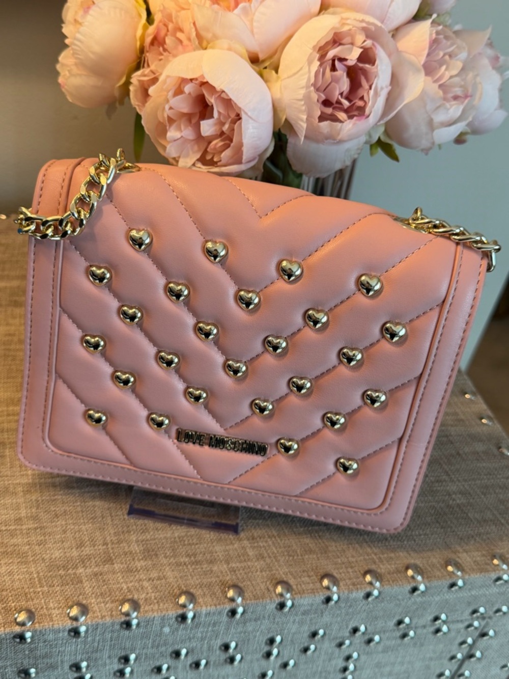New Love Moschino Blush Quilted Crossbody with Gold Heart Studs - Picture 3 of 8